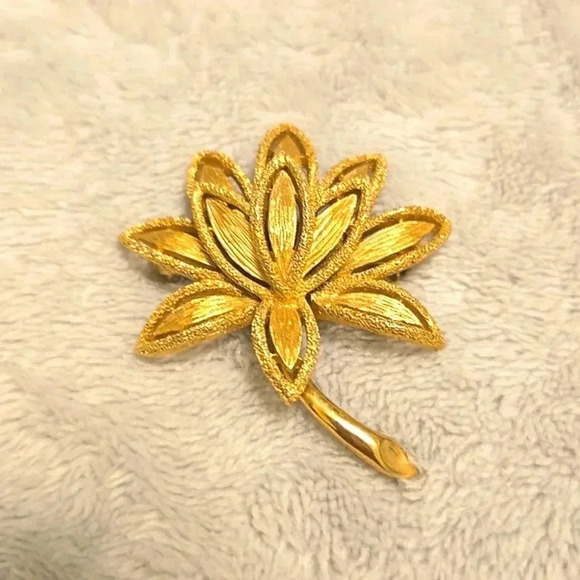 Avon Jewelry - #369 Vintage Avon Gold Tone Textured Petals Flower Brooch Pin